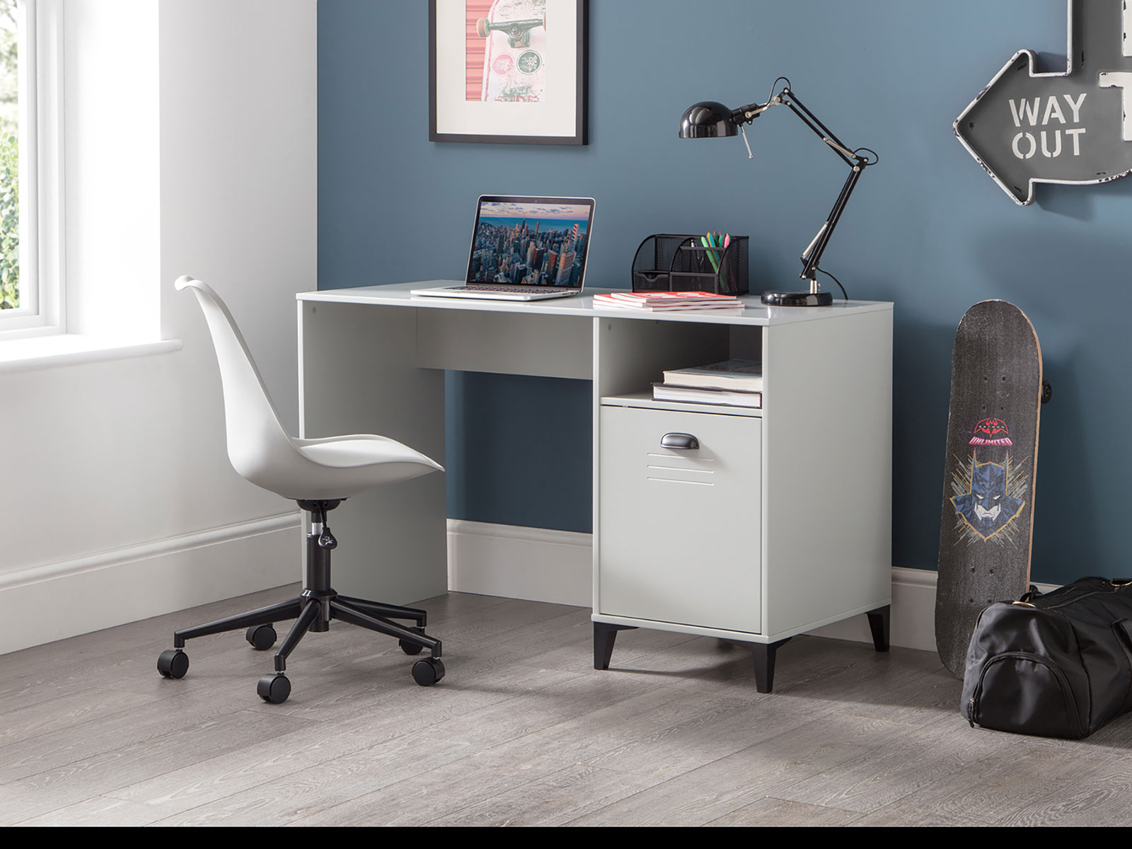 Julian Bowen Lakers Locker Desk